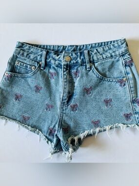 CARBON Women’s Light Wash Short Booty Denim Shorts Pink Ribbon Bow Embroidery